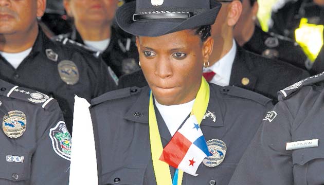Atheyna Bylon durante el acto en la Policía Nacional de Ancón.