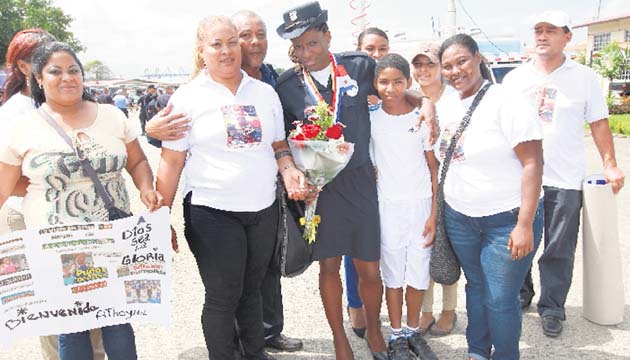 Atheyna junto a familiares en la Policía Nacional, en Ancón.