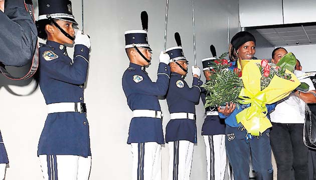 Calle de honor. La campeona mundial amateur de los 69 kilogramos, Atheyna Bylon, fue recibida en el aeropuerto de Tocumen con una calle de honor conformada por los cadetes de la Policía Nacional.
