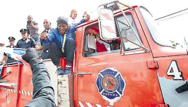 Caravana. Después de llegar al aeropuerto de Tocumen, Atheyna Bylon fue trasladada a un carro bomba, el cual la transportó en una caravana de autos hasta la sede metropolitana.