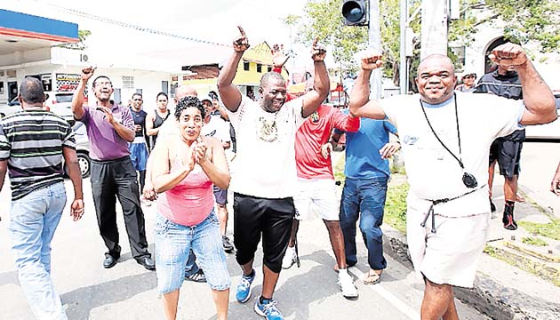 Curundú presente. Al paso de la caravana por Curundú, entrenadores del gimnasio Pedro “Rockero” Alcázar –uno de los lugares donde entrena Atheyna Bylon– salieron a saludar a la campeona mundial.