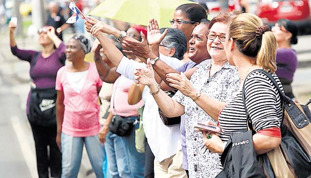 El público hizo un alto. Durante el recorrido de la caravana, los ciudadanos hacían un alto en sus actividades cotidianas para saludar y agradecer a Atheyna Bylon por dejar a Panamá en alto a nivel internacional.