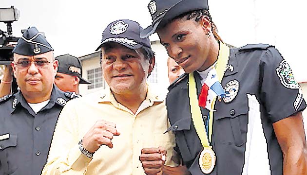Roberto Durán recomienda que se mantenga en el boxeo aficionado