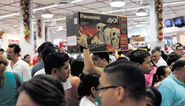 La tecnología fue lo más buscado. Peleaban los televisores LCD .