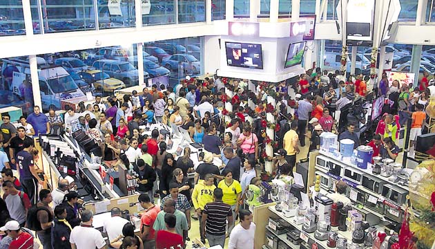 Algunos almacenes implementaron el ingreso de clientes en grupos para evitar el desorden.(Alcides Rodriguez)
