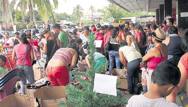 Los visitantes, principalmente de diferentes países de Centroamérica, así como panameños, quienes llegaron a Paso Canoas, en la frontera, también adquirieron otro tipo de productos, que se ofrecían a bajos precios en el “Black Friday” que se tomó este importante sector del país y que resultó todo un acontecimiento en ventas.
