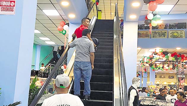 Los almacenes de ropa en la ciudad de Changuinola, provincia de Bocas del Toro, atrajeron a buen número de personas en horas de la tarde, y muchos hombres aprovecharon para comprar vestidos ocasionales o informales en lo que se consideran las ventas previas a las festividades navideñas y de fin de año.