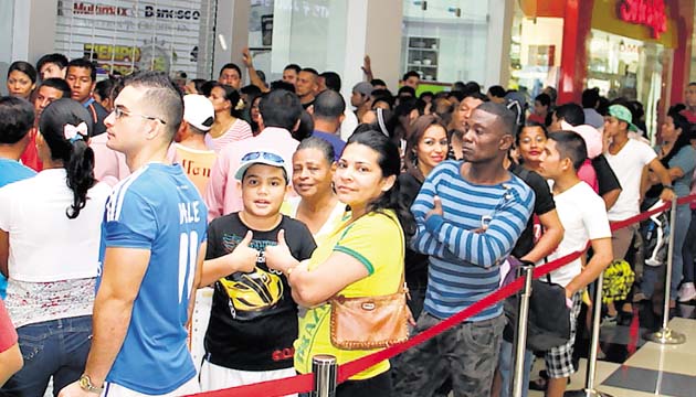 Westland Mall, en el distrito de Arraiján, estuvo muy concurrido cuando se dio el “Black Friday”, en el que gente de diferentes edades se acercó para comprar variedad de productos que eran ofertados a excelentes precios. Las personas hicieron filas de manera ordenada para entrar a los distintos establecimientos comerciales.