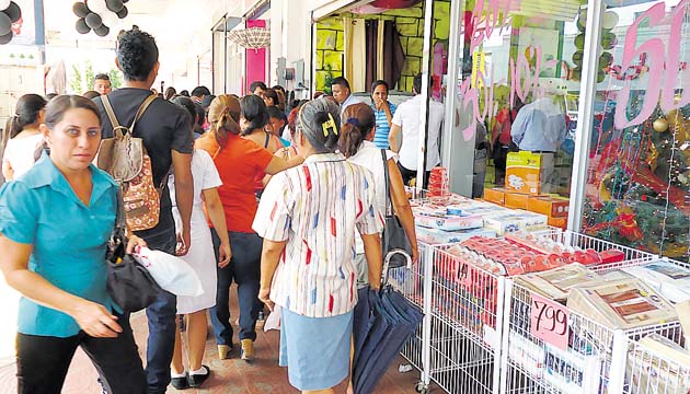 Aprovecharon las ofertas para hacer sus compras en Santiago.