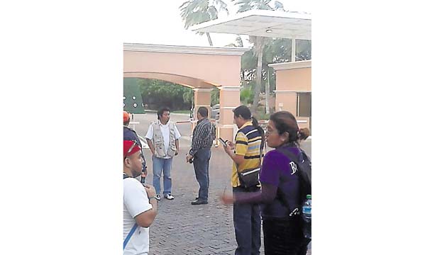 Periodistas lo esperaban.