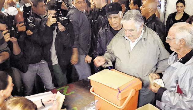 El presidente de Uruguay, José Mujica, emite su voto.(EFE)