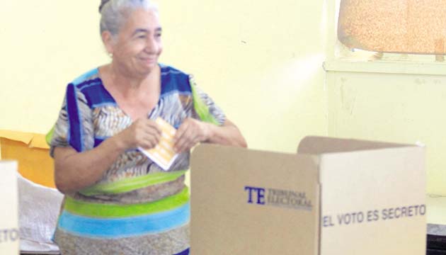 El electorado acudió a las urnas desde muy temprano.(Víctor Arosemena)
