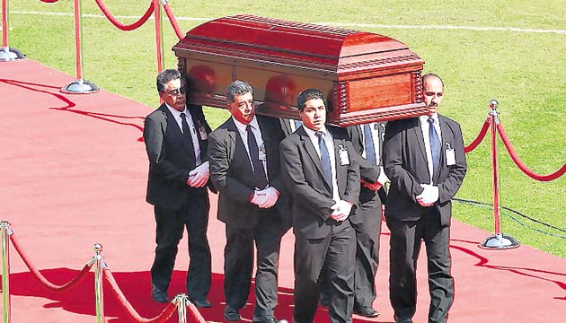 El féretro estuvo custodiado durante su recorrido y entrada al estadio.