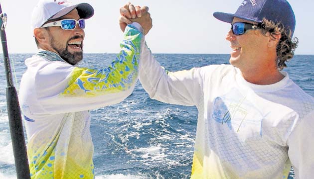 6. Dos compañeros de equipo celebran su buena pesca.(Guy Harvey)