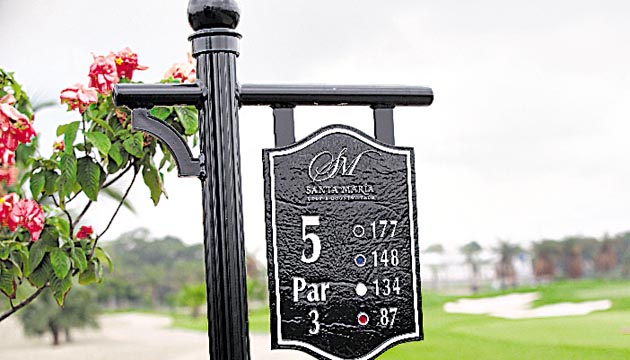 La cancha pasa por las áreas residenciales, parques y lagos de Santa María Golf & Country Club. El paisaje combina elementos naturales y urbanos.