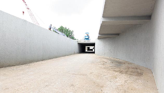 La cancha cuenta con un túnel que conecta dos importantes sectores del campo. El mismo pasa por debajo del Corredor Sur y tiene espejos para observar el tráfico que se aproxima.