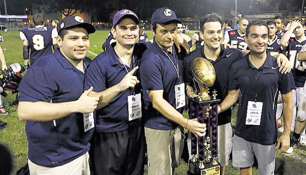 Los entrenadores de los Fighting Owls con el trofeo.
