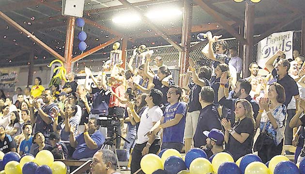 Los fanáticos de los Owls acompañando al equipo campeón.