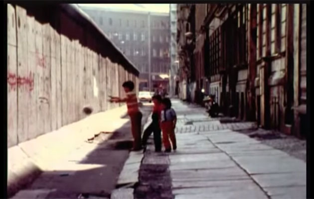 Niños jugando al lado del muro de Berlín, foto captura del documental Hasta la Frontera