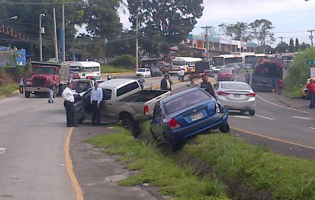 Al lugar llegaron varias ambulancias para darle los primeros auxilios a los heridos. Foto/@franrodj0202