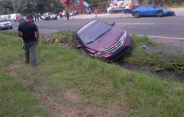 Los vehículos quedaron en la cuneta. Foto/@franrodj0202