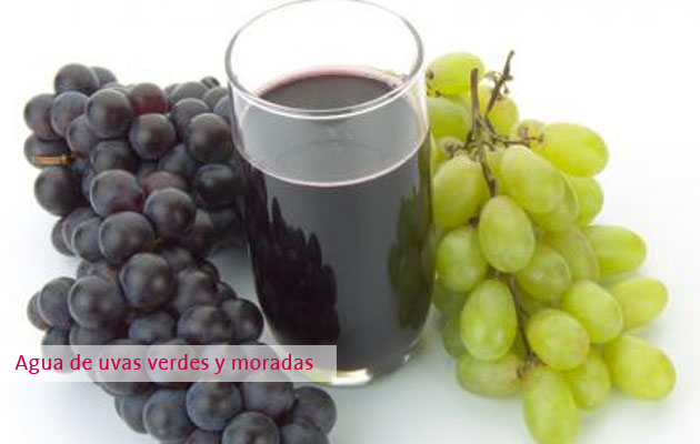 Agua de uvas verdes y moradas