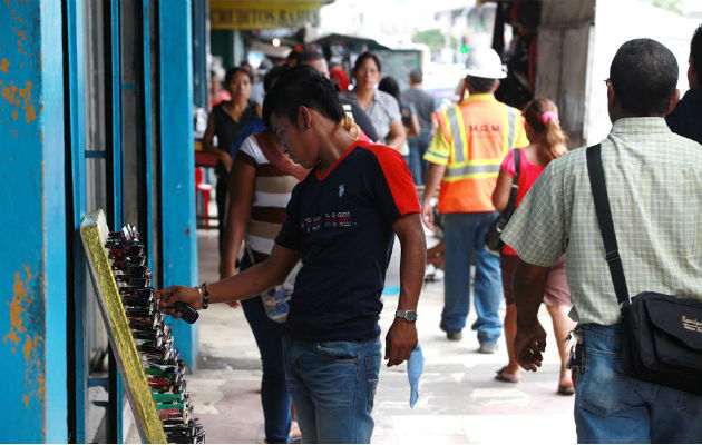 La exhibición de productos como lentes son los mas visitados en la peatonal. Foto/Víctor Arosemena
