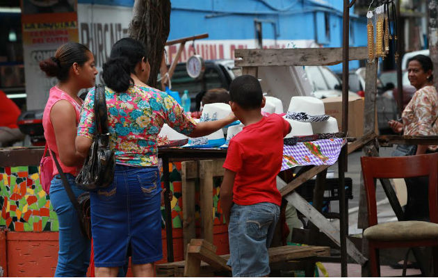 Son varios los puestos en esta estrecha vía. Foto/Víctor Arosemena