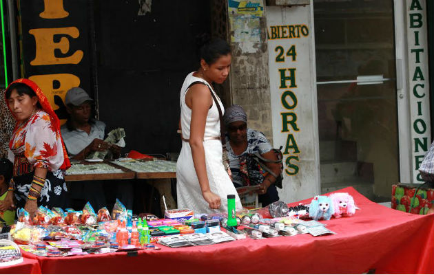 Se vende todo tipo de accesorios ofrecen los buhoneros en las calles. Foto/Víctor Arosemena