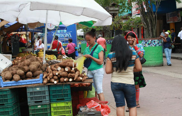 Legumbres y verduras también tienen un espacio en la peatonal. Foto/Víctor Arosemena