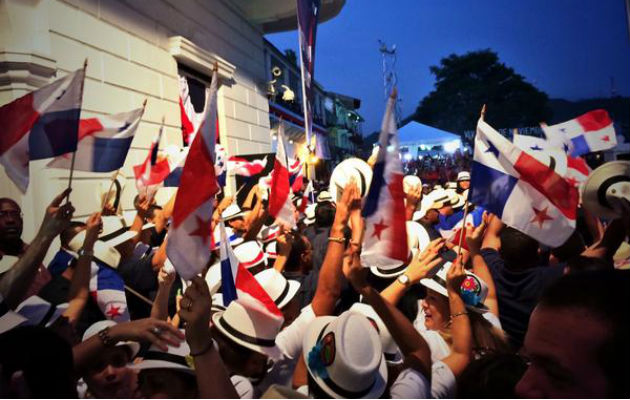 Numerosas banderas tricolores panameñas y fuegos artificiales acompañaron la ceremonia. Foto/Cortesía de la Presidencia