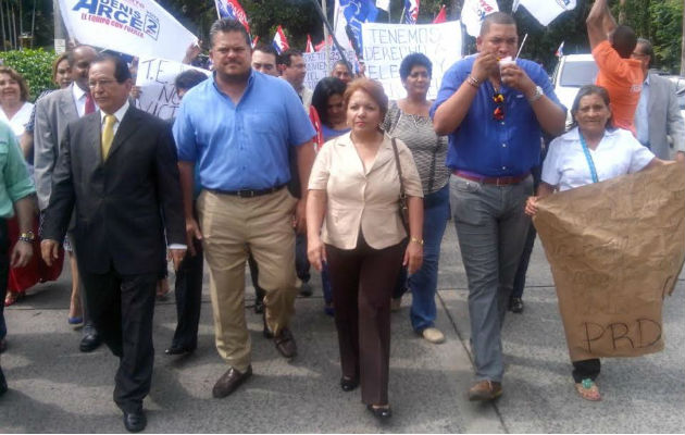 Denis Arce y Gladys Novoa junto a Carlos Pérez Herrera. Foto/Víctor Arosemena