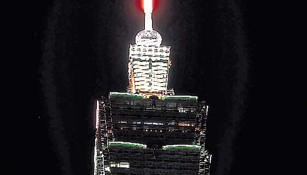 2. El rascacielos Taipéi 101 se ilumina para recibir el año.