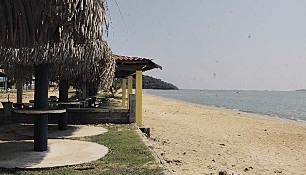 Playa de mucha tradición. La popular playa de Veracruz cuenta con ranchos para que los visitantes disfruten en este concurrido lugar del distrito de Arraiján, en donde el Sinaproc y la Policía Nacional mantienen unidades custodiando el área para proteger la vida de los que van al lugar durante el verano.