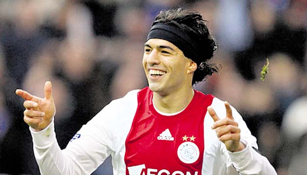 Empezó a deslumbrar. En la temporada 2009/2010 con el Ajax de Ámsterdam se consagró goleador de la Eredivisie, con 35 tantos en 33 partidos. Obtuvo el récord de ser el extranjero con más goles en una temporada en la liga en Holanda.