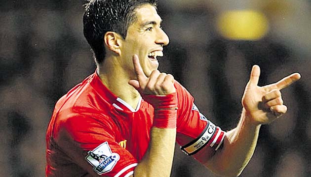 Su mejor temporada. En 2011 sería fichado por el Liverpool inglés. Con este mismo equipo, en el último semestre, anotó 31 goles y, junto con Cristiano Ronaldo (Real Madrid), se convirtió en Bota de Oro.