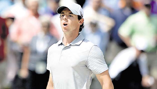 Rory McIlroy mira la trayectoria que sigue uno de sus golpes.(AP)