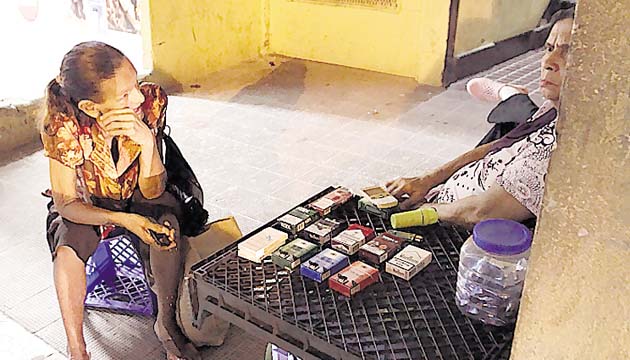 Moradores aprovechan el turismo para comercializar.(Carlos Lemos)