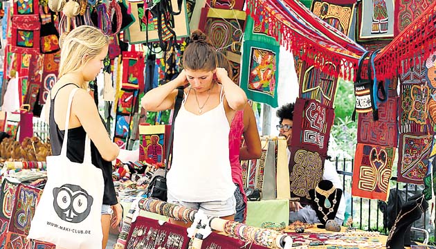 Turistas y nacionales acuden al Casco para sentirse en otro lugar.(Carlos Lemos)