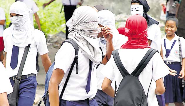 Institutores protestaron en demanda de mejoras en el plantel.