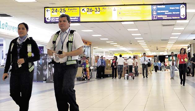 Cientos de extranjeros usan la terminal diariamente.(Archivo)