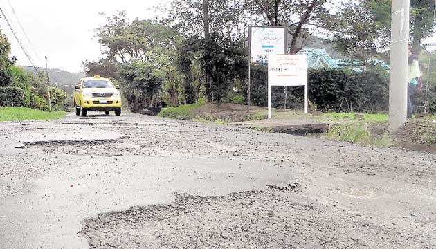 Por el deterioro vial, los taxistas han tenido que adquirir “pick ups”.(Elena Valdez )