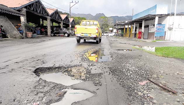 Turistas han optado por abstenerse de ir al lugar con calles dañadas.(Elena Valdez )
