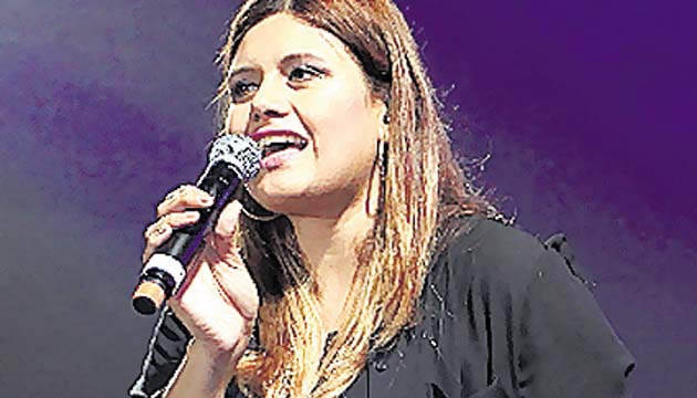 Marcela contagió con su voz.