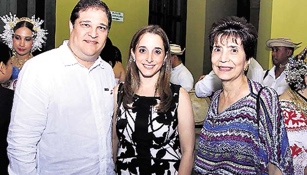 2. Roberto Lasso De La Vega, María De Lourdes De La Vega y Rosina de Sucre.