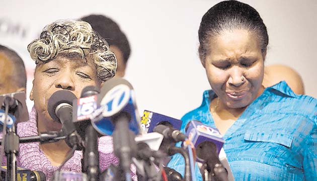 Familiares de Eric Garner lloran tras la decisión.(EFE)