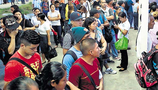 Largas filas eran evidentes en la zona paga de la 24 de Diciembre.(Edwin González)