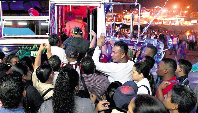 Los “diablos rojos” fueron la solución para trasladar a los usuarios.(Edwin González)