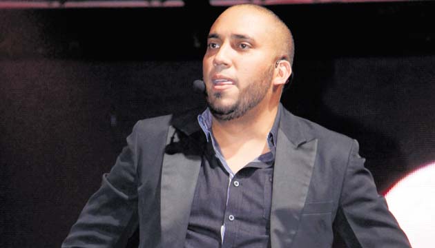 “Chucho” le puso picante a el evento con su humor negro.