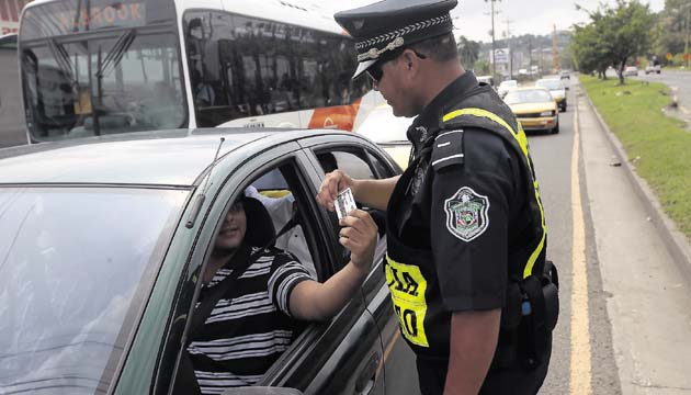 En la ciudad hay 800 inspectores del tránsito, según la DNOT.(Archivo)